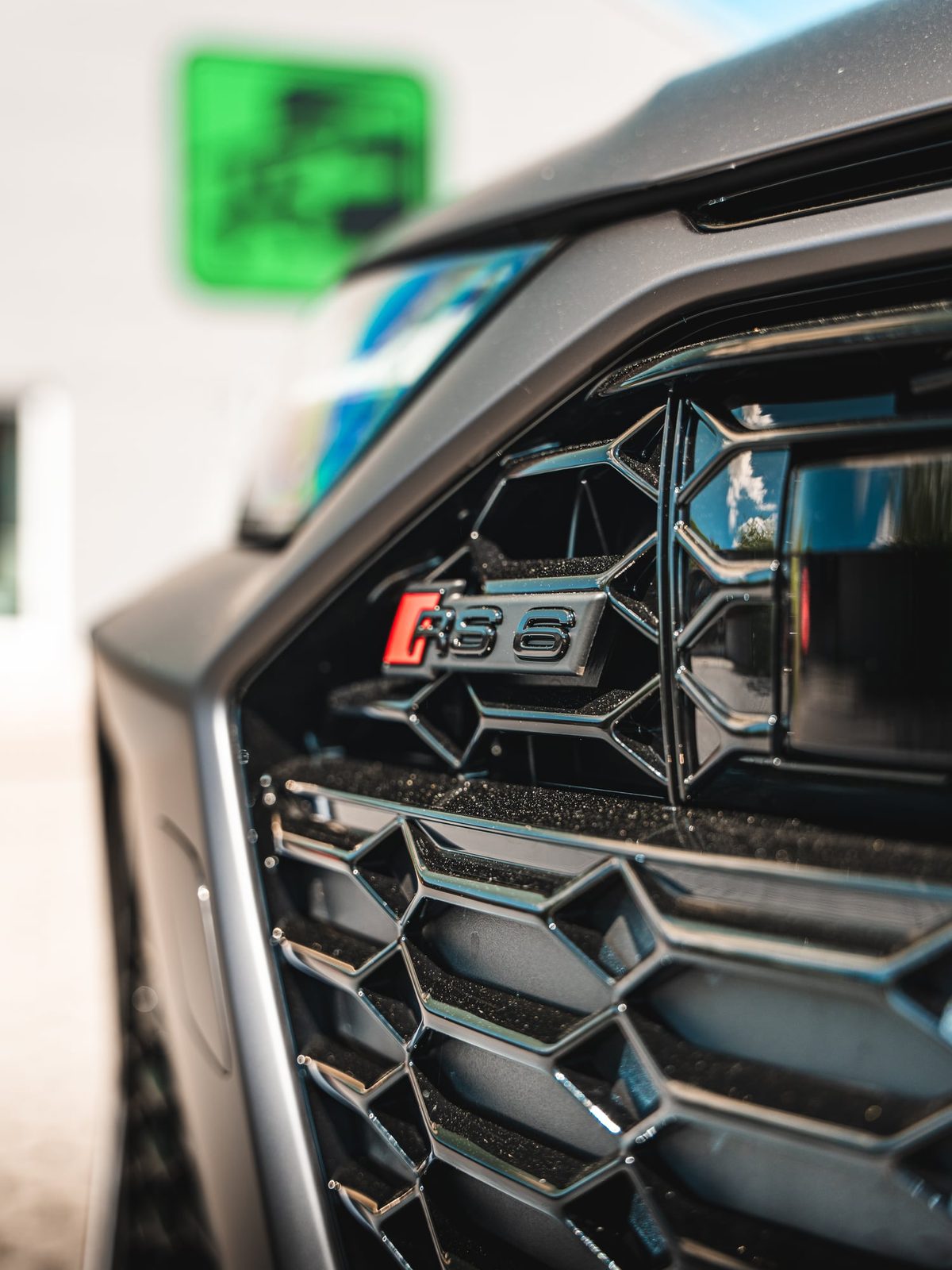 RS6-Logo im Kühlergrill des Audi RS6 Performance