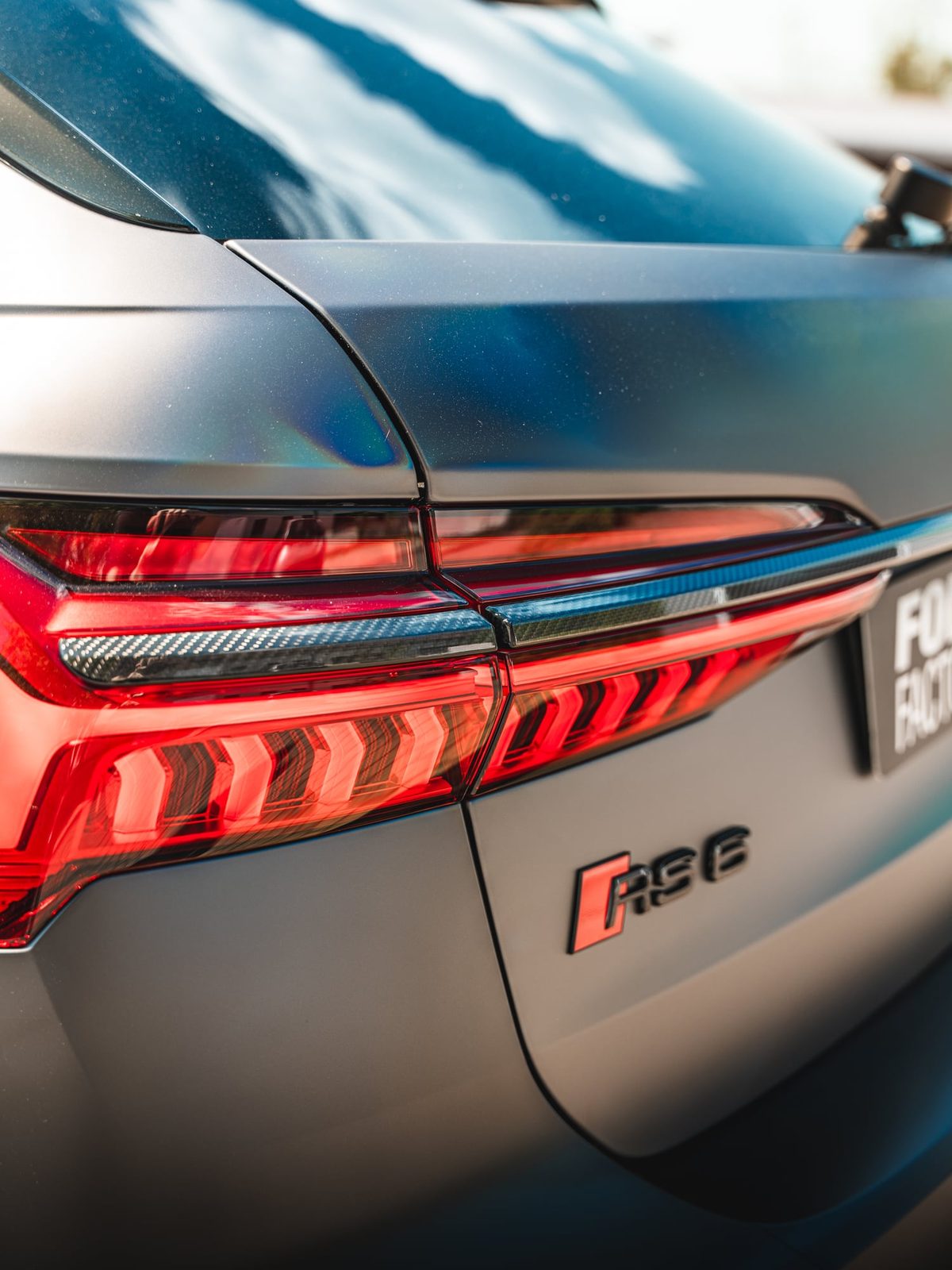 Heckleuchte und RS6-Schriftzug des Audi RS6 Performance