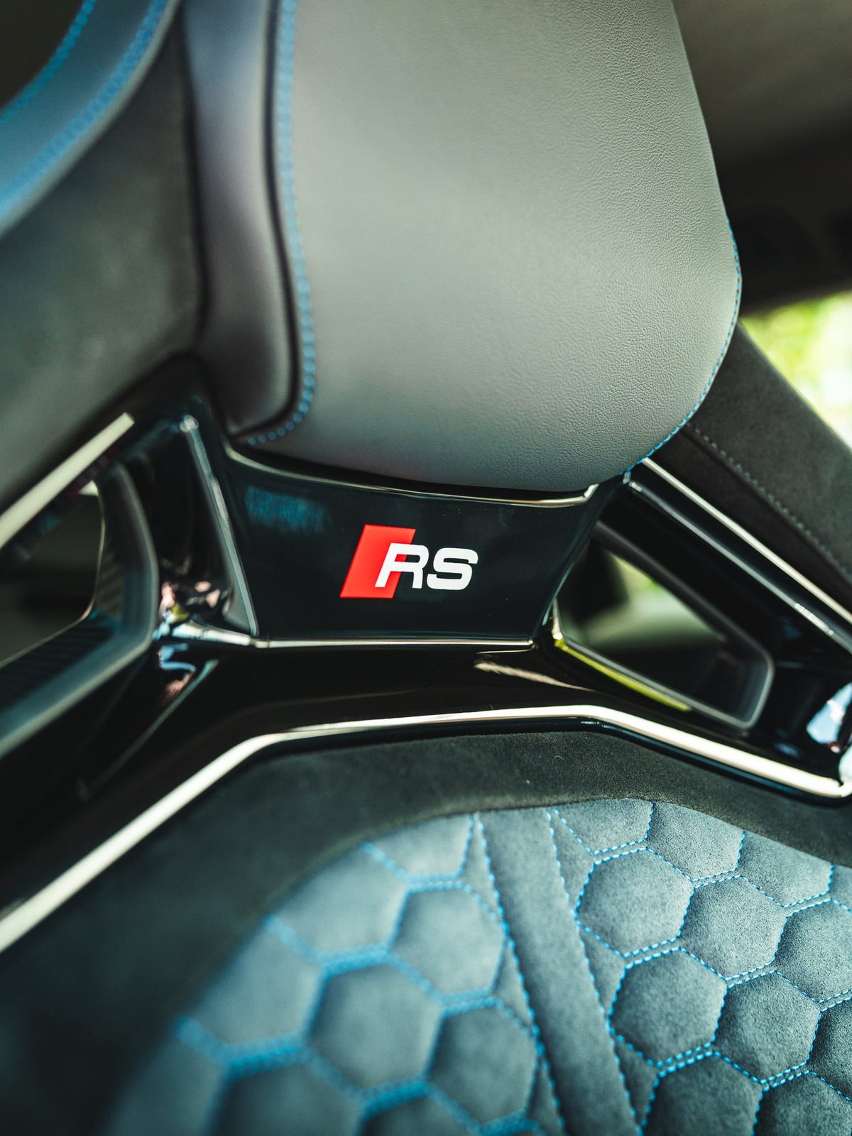 Sitzlehne mit RS-Logo im Audi RS6 Performance