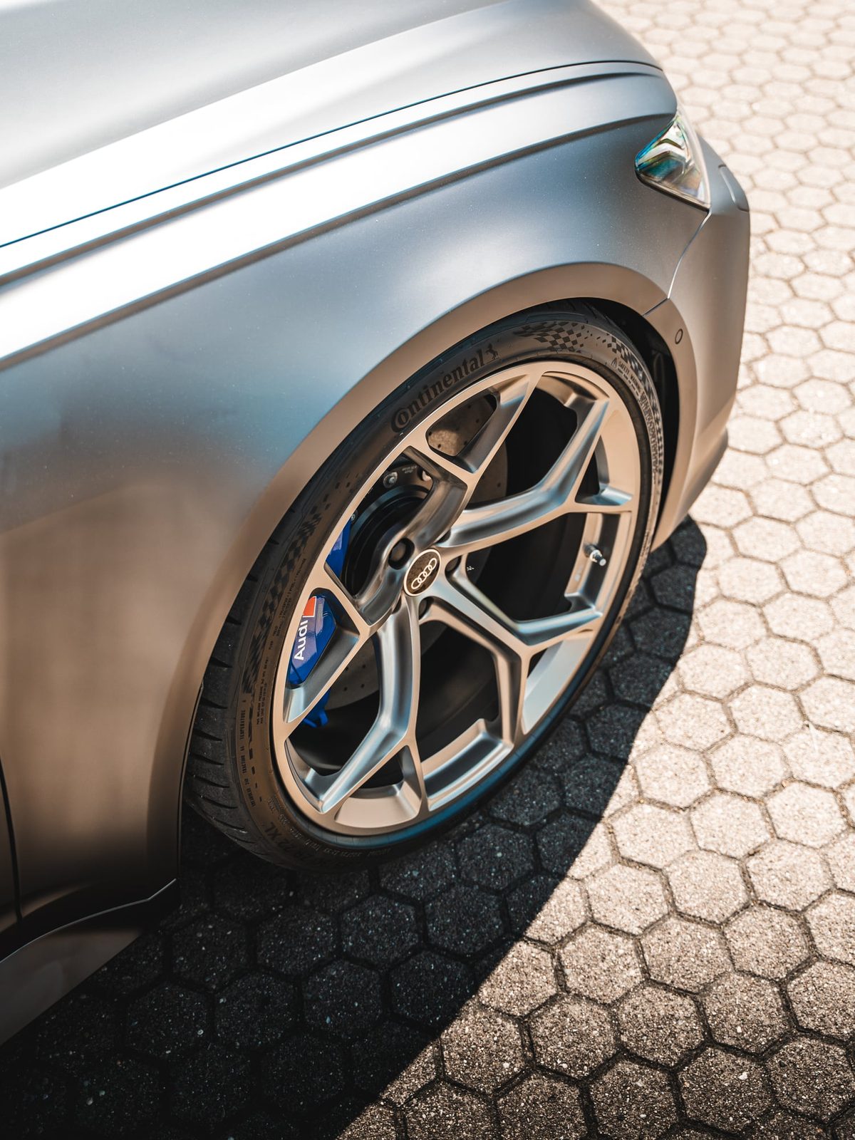 Radlauf und Felge des Audi RS6 Performance in CYS Colored TPU