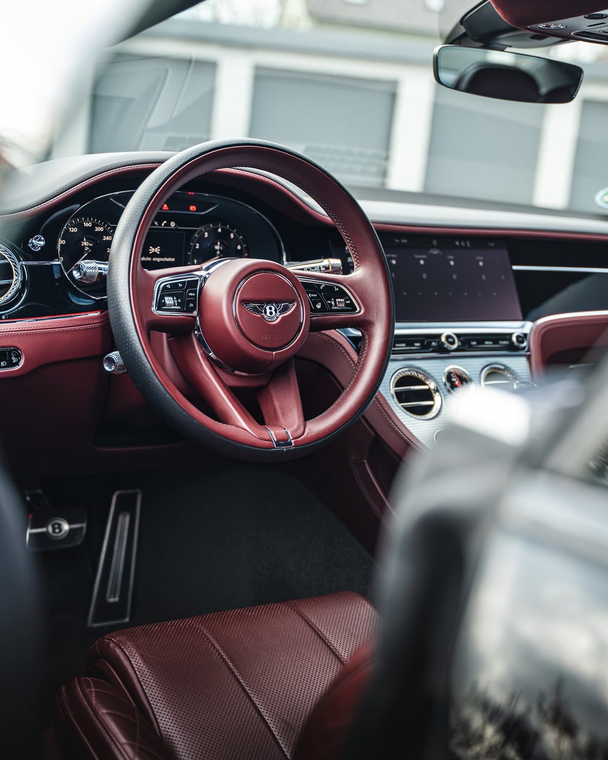 Cockpit des Bentley Continental GT mit rotem Leder