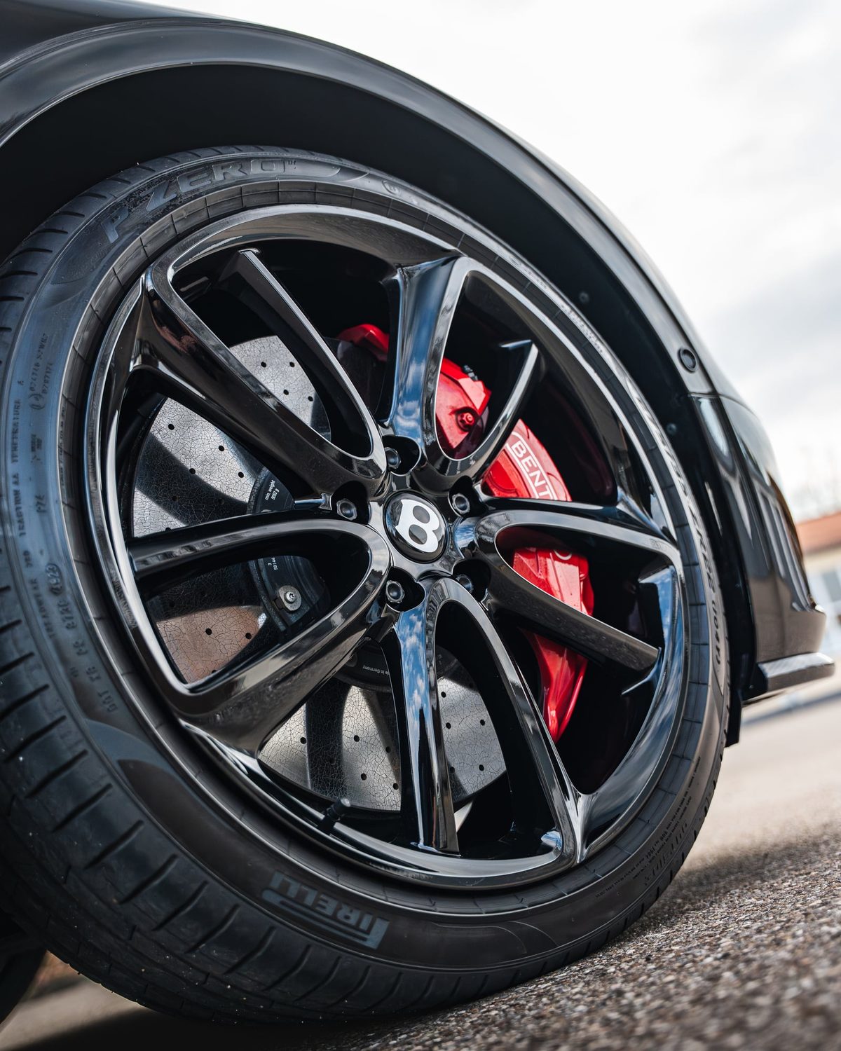Schwarze Felge mit roter Bremse am Bentley Continental GT