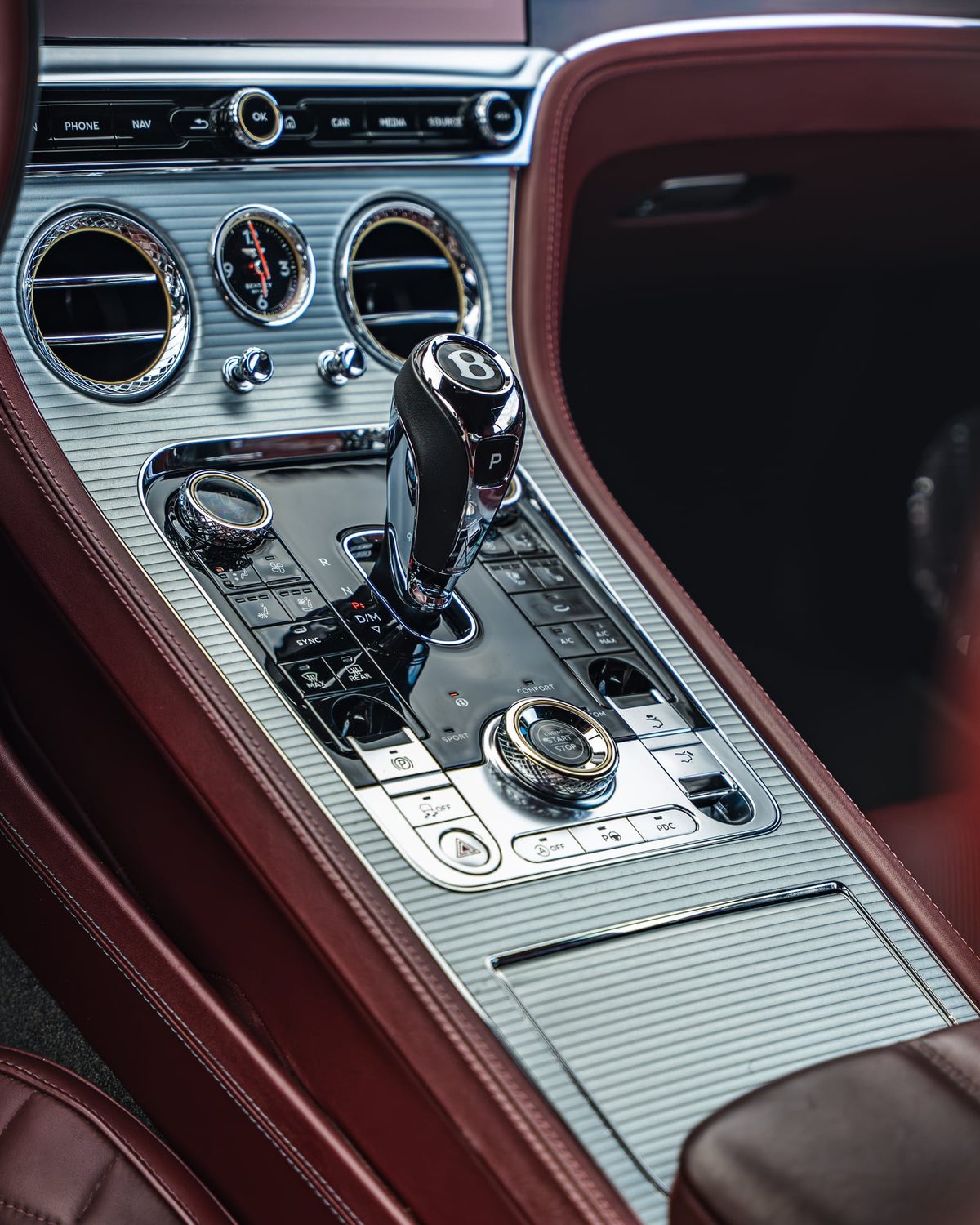 Mittelkonsole des Bentley Continental GT mit Hochglanzelementen