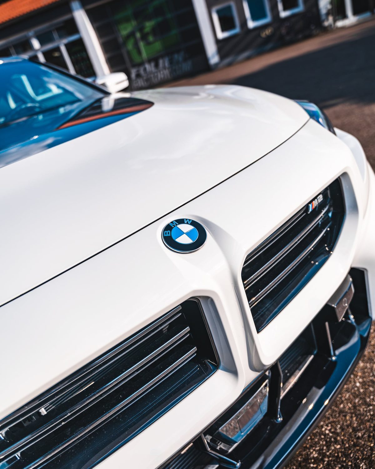 Front des weißen BMW M2 mit Lackschutzfolie
