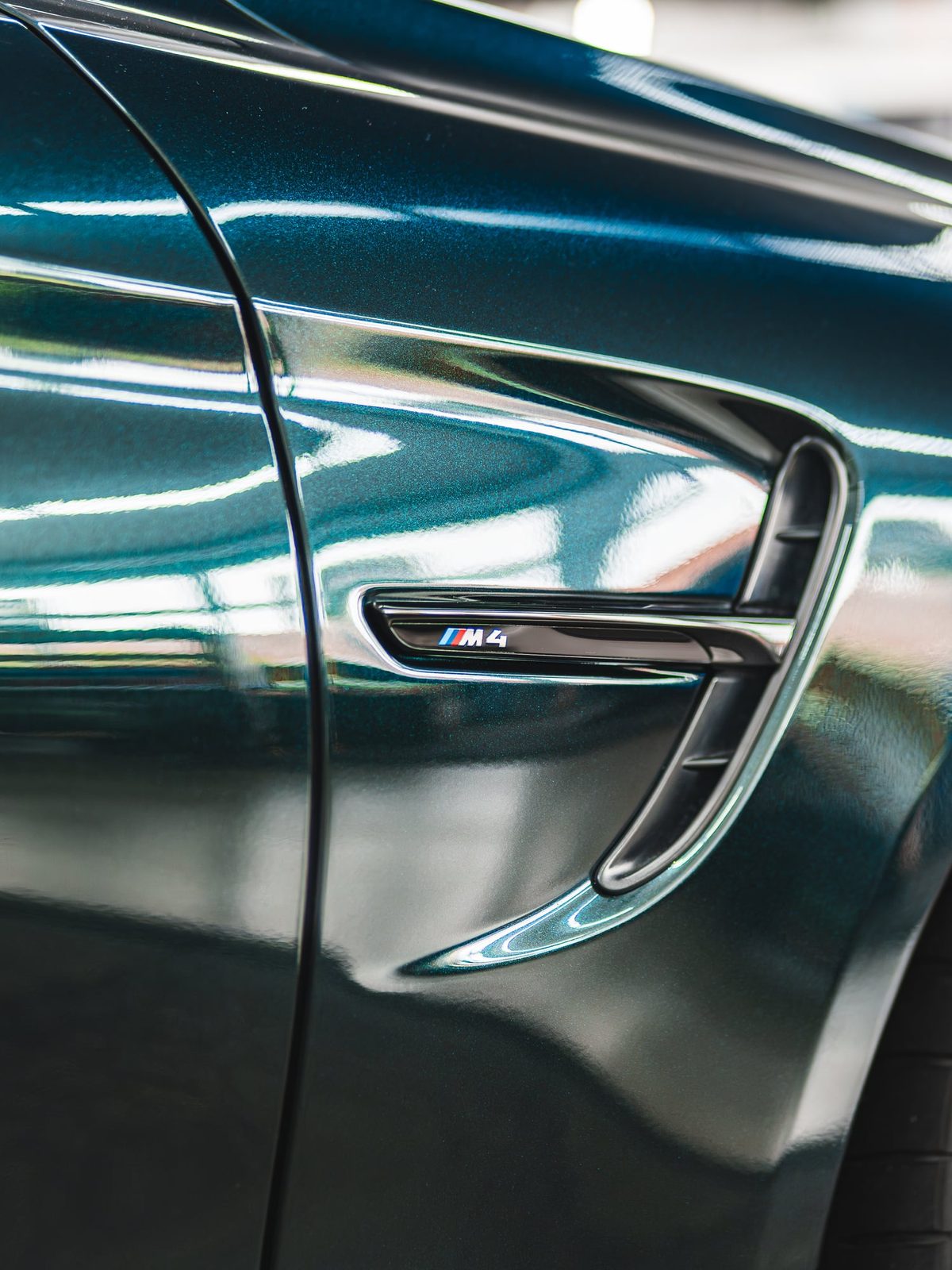 Seitliche Kieme eines BMW M4 CS mit Glanzfolie