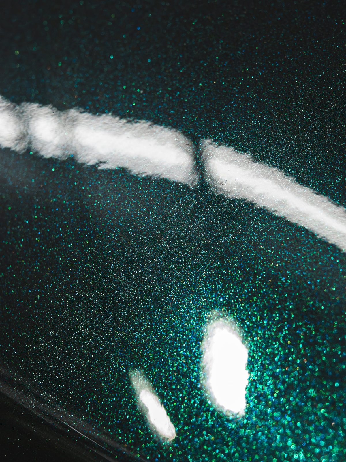 Dunkelgrüne Metallic-Folie im Licht an einem BMW M4 CS