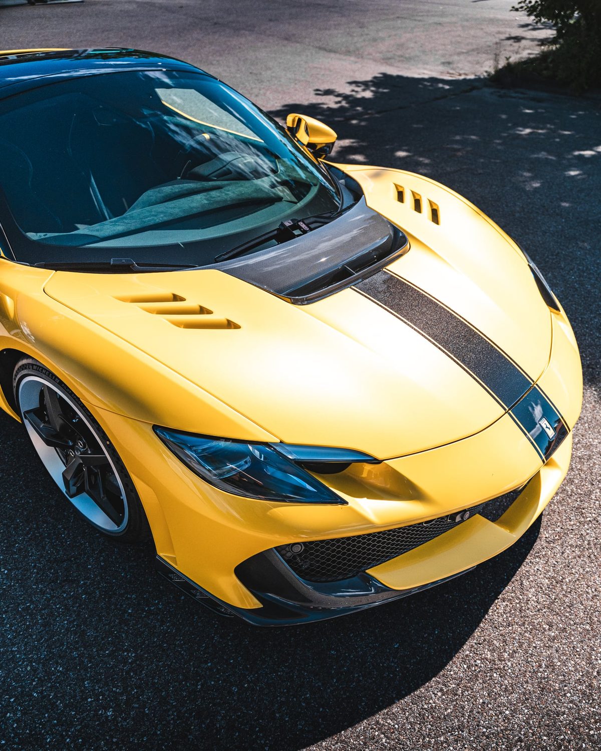 Front des gelben Ferrari 296 Speciale mit schwarzem Streifen