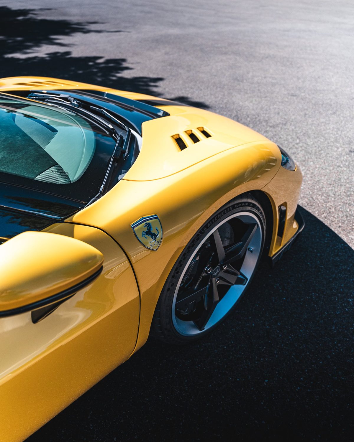 Tür und Spiegel des gelben Ferrari 296 Speciale