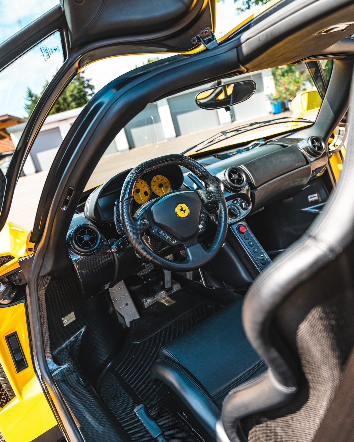 Einstieg und Cockpit des Ferrari Enzo mit Carbon