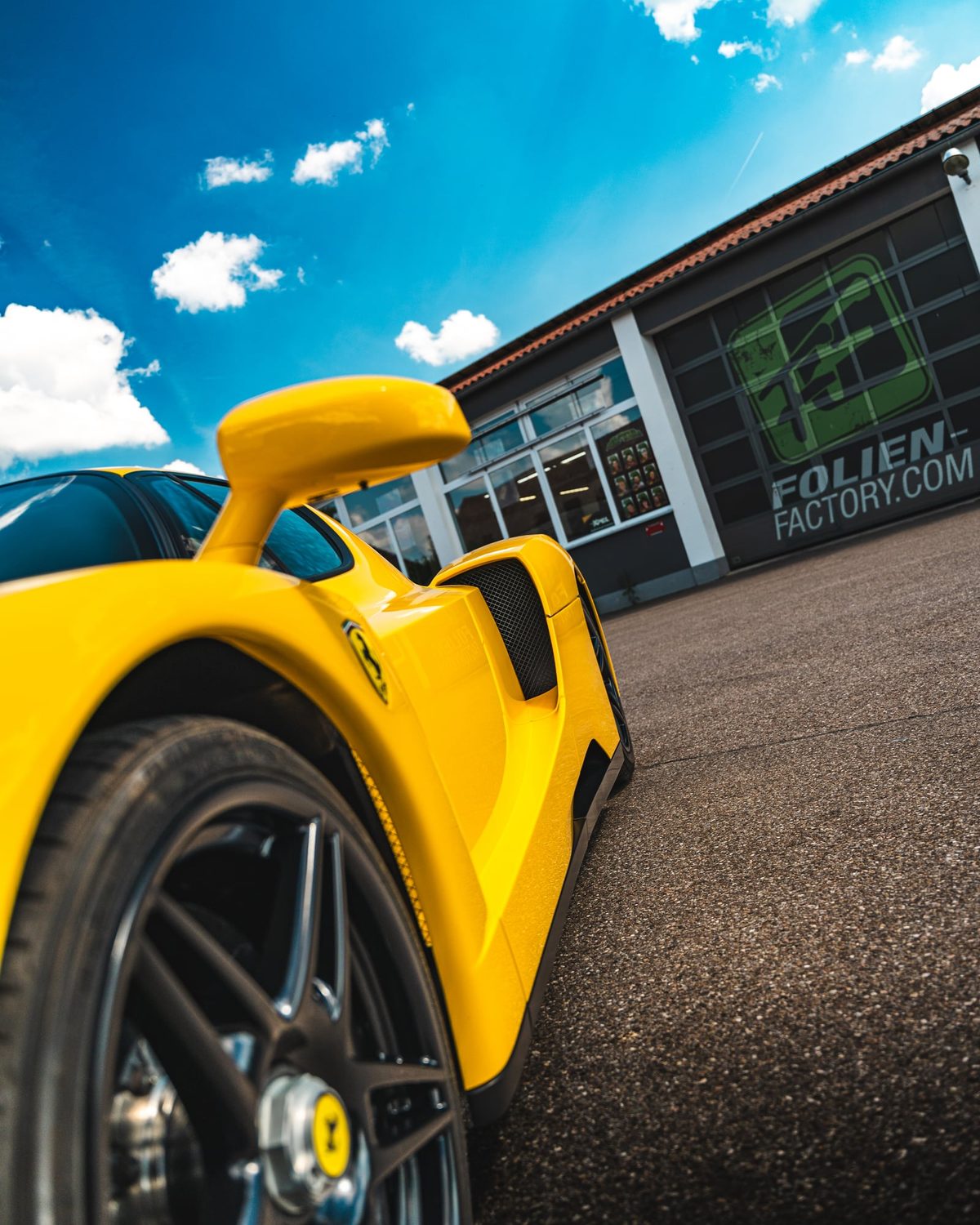 Hinterer Kotflügel des gelben Ferrari Enzo