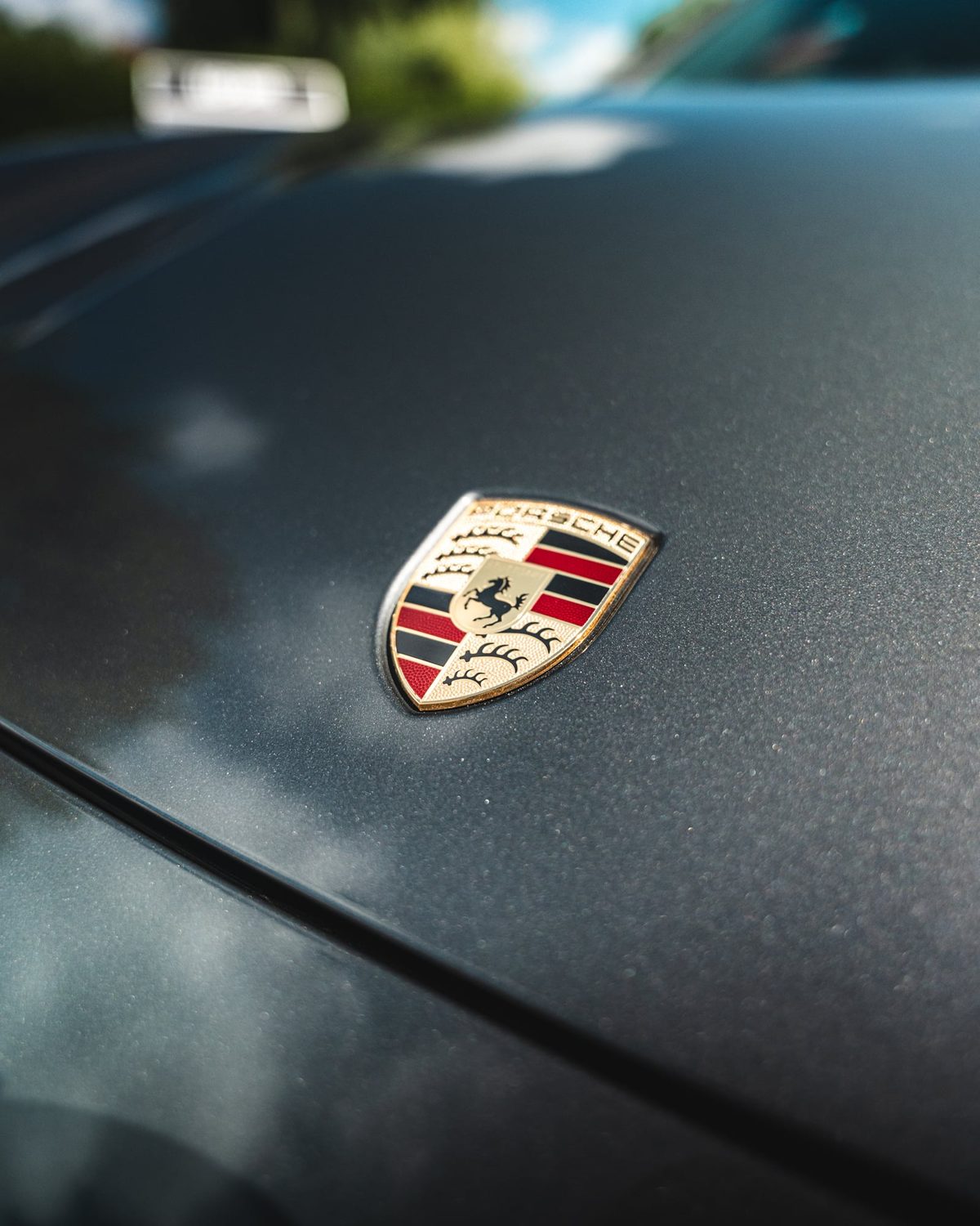 Porsche-Wappen auf der versiegelten Motorhaube eines Porsche Panamera