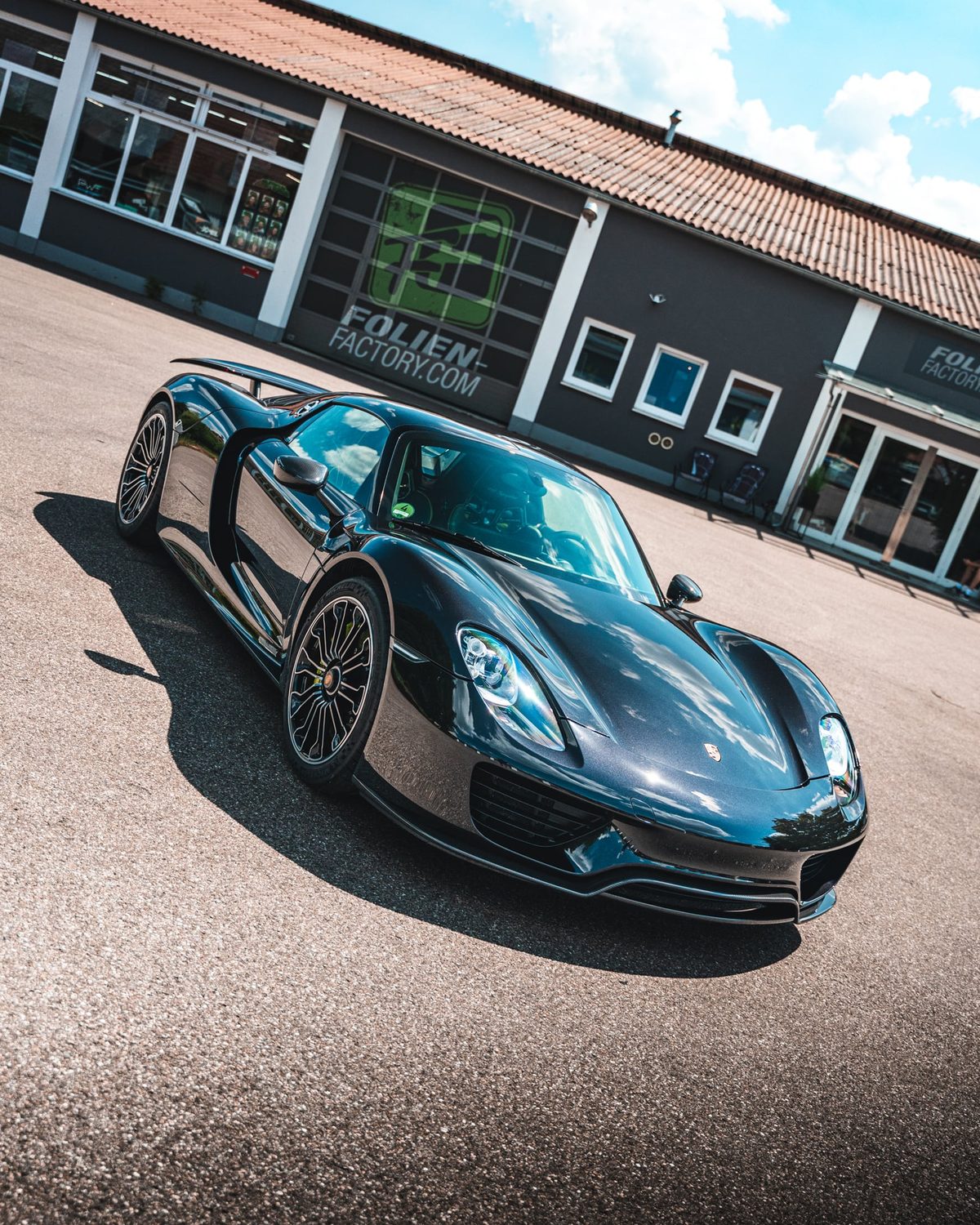 Porsche 918 Spyder in Schwarz von vorn