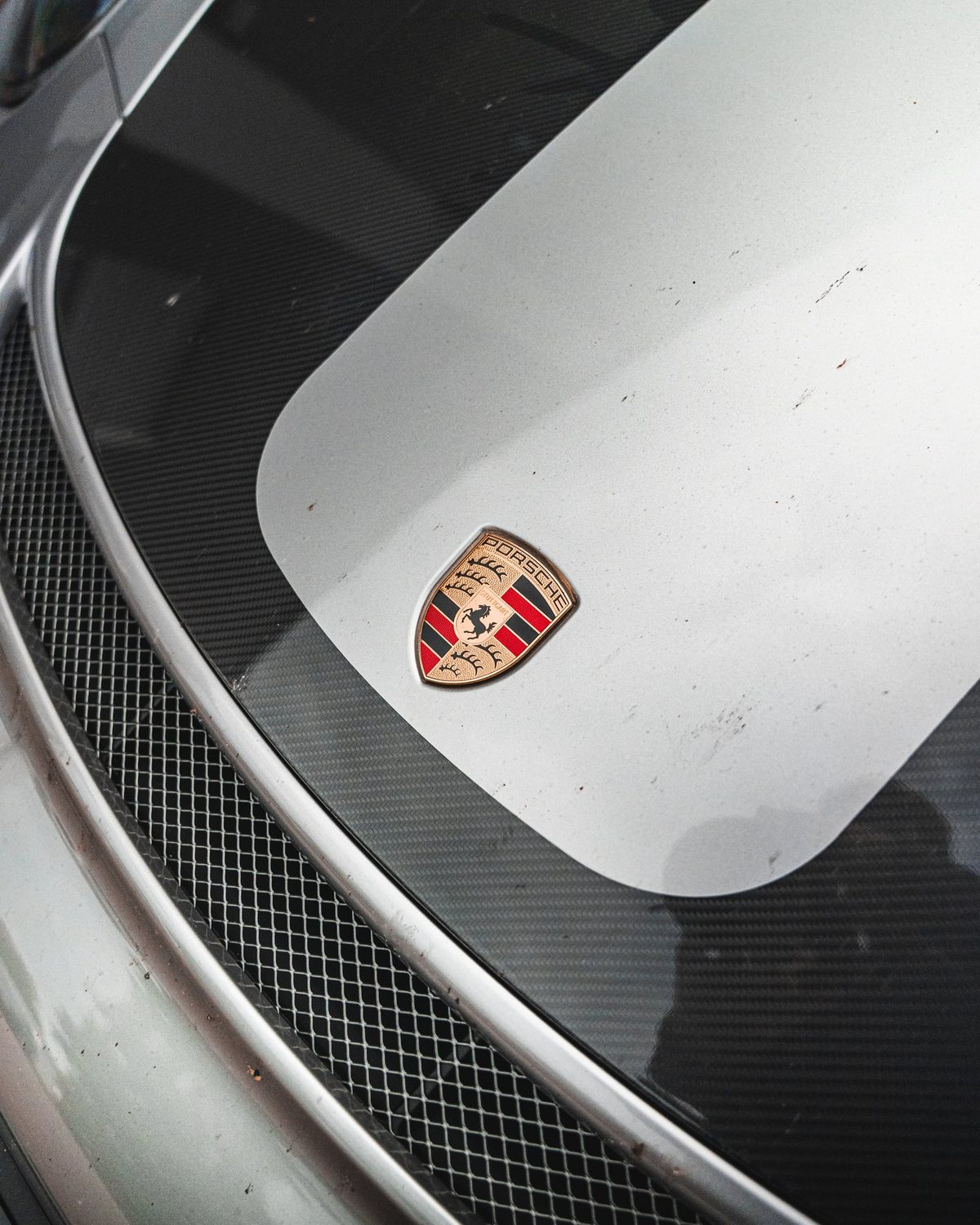 Fronthaube des Porsche 991.2 GT3 mit CYS-Carbonfolie und silbernem Mittelstreifen