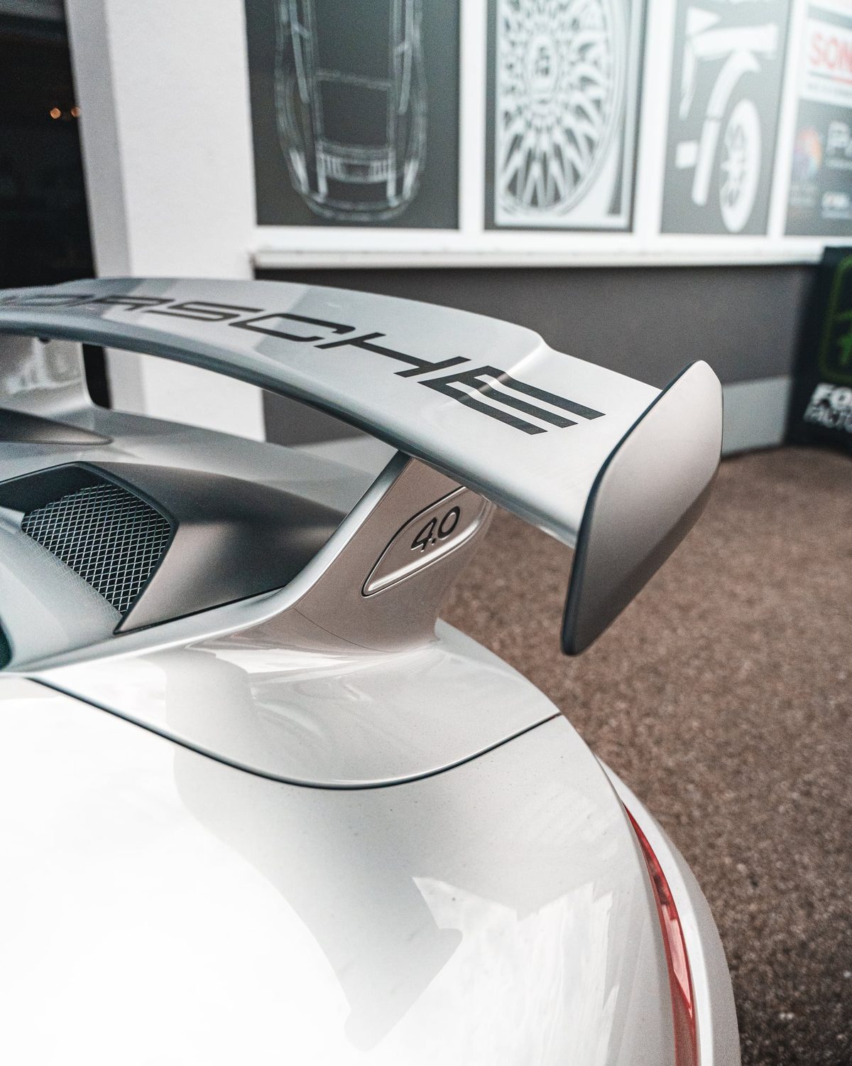 Porsche-Schriftzug in Schwarz matt am Heckflügel des GT3