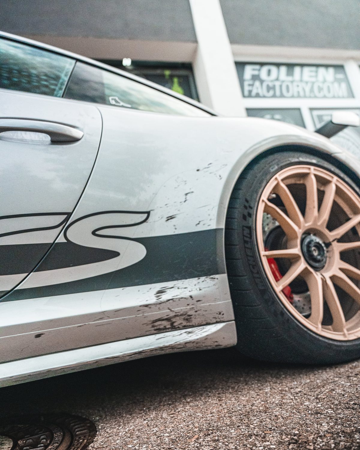 Spuren an Schweller und Seitenteil des Porsche 991.2 GT3 vor dem Hinterrad