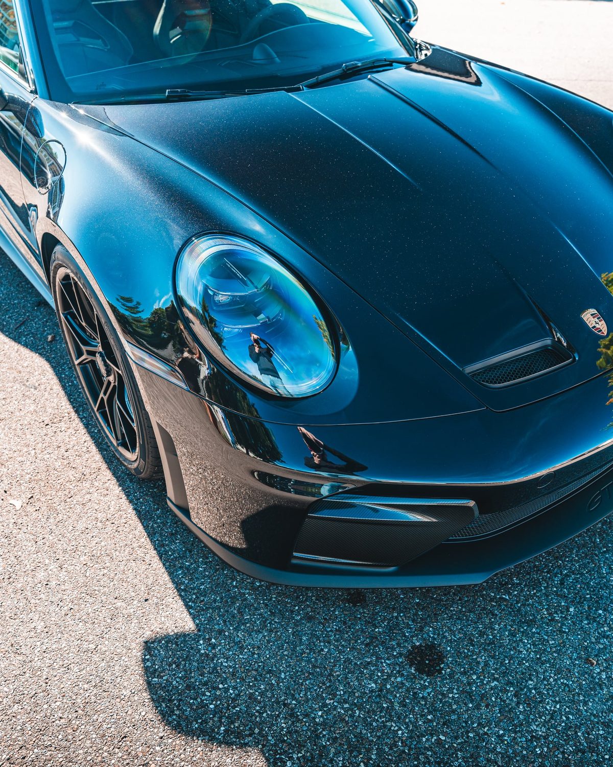 Kotflügel des schwarzen Porsche 992 GT3 mit eingefasstem Scheinwerfer