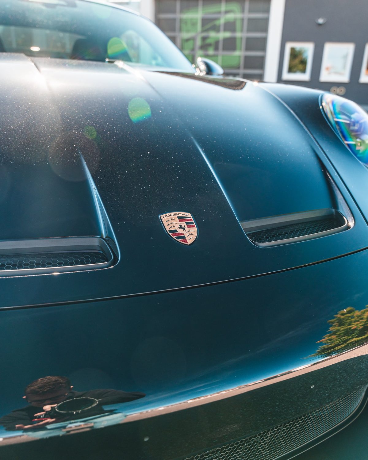 Porsche-Wappen auf der Motorhaube des 992 GT3