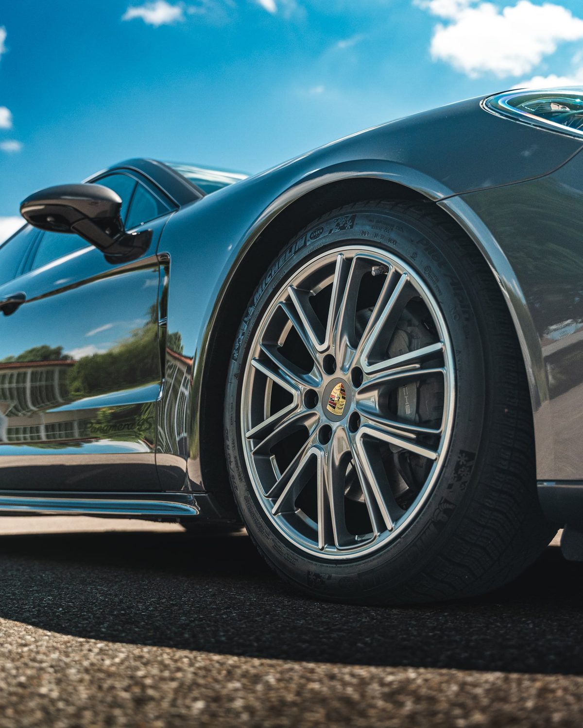 Glänzender Lack am Kotflügel des Porsche Panamera