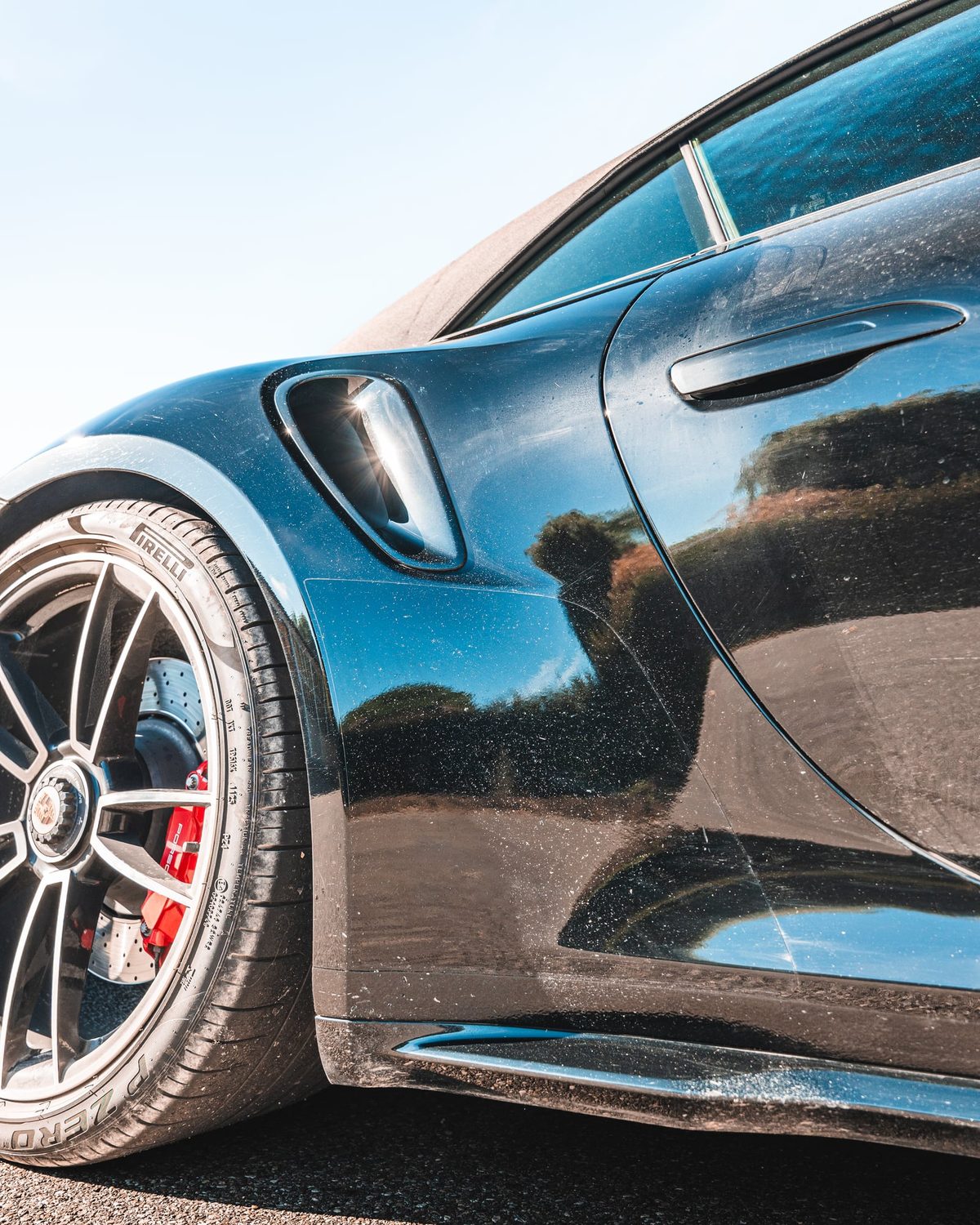 Steinschläge am Seitenteil eines Porsche Turbo Cabrio