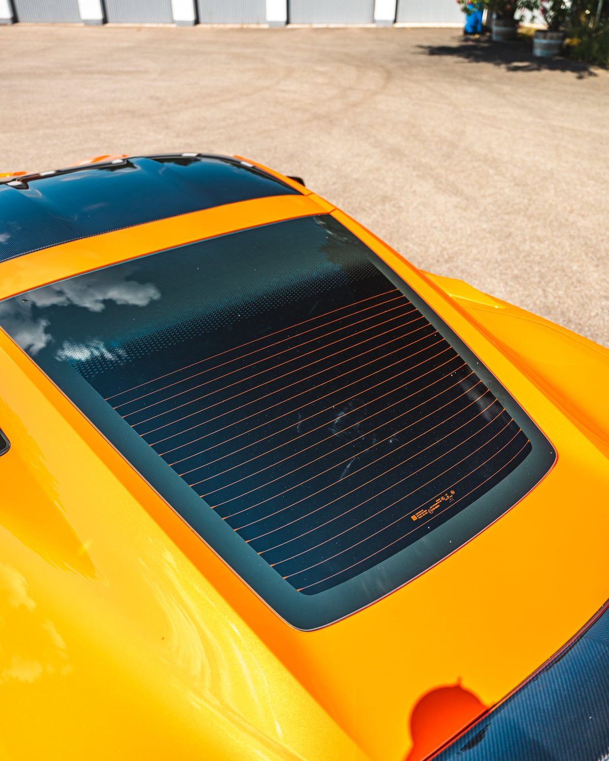 Getönte Heckscheibe einer gelben Chevrolet Corvette C7
