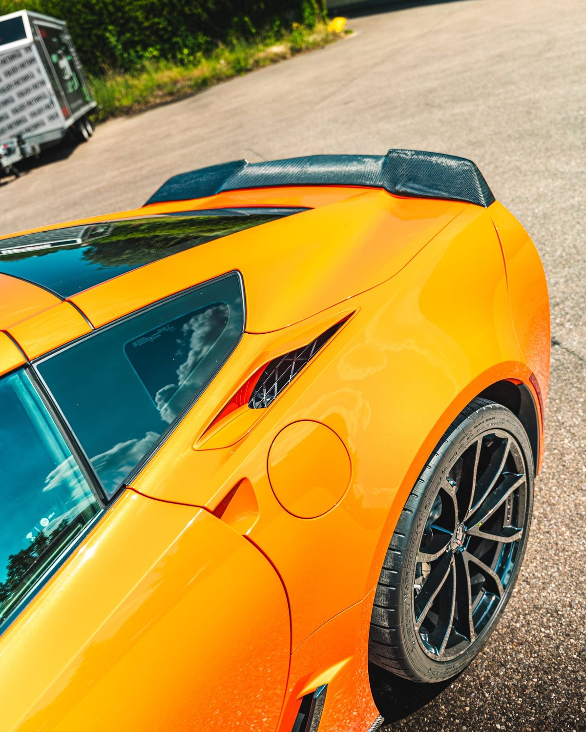 Getönte Seitenscheibe einer gelben Chevrolet Corvette C7