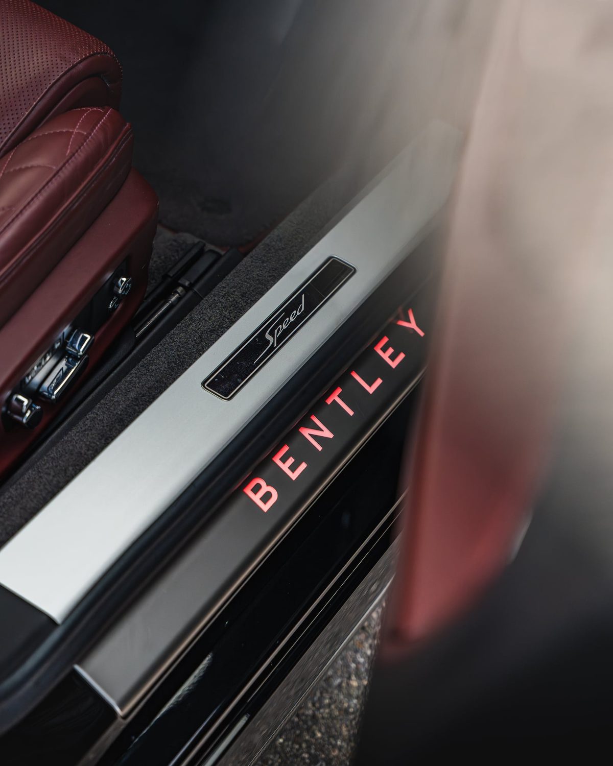 Einstiegsleiste des Bentley Continental GT mit Bentley-Schriftzug