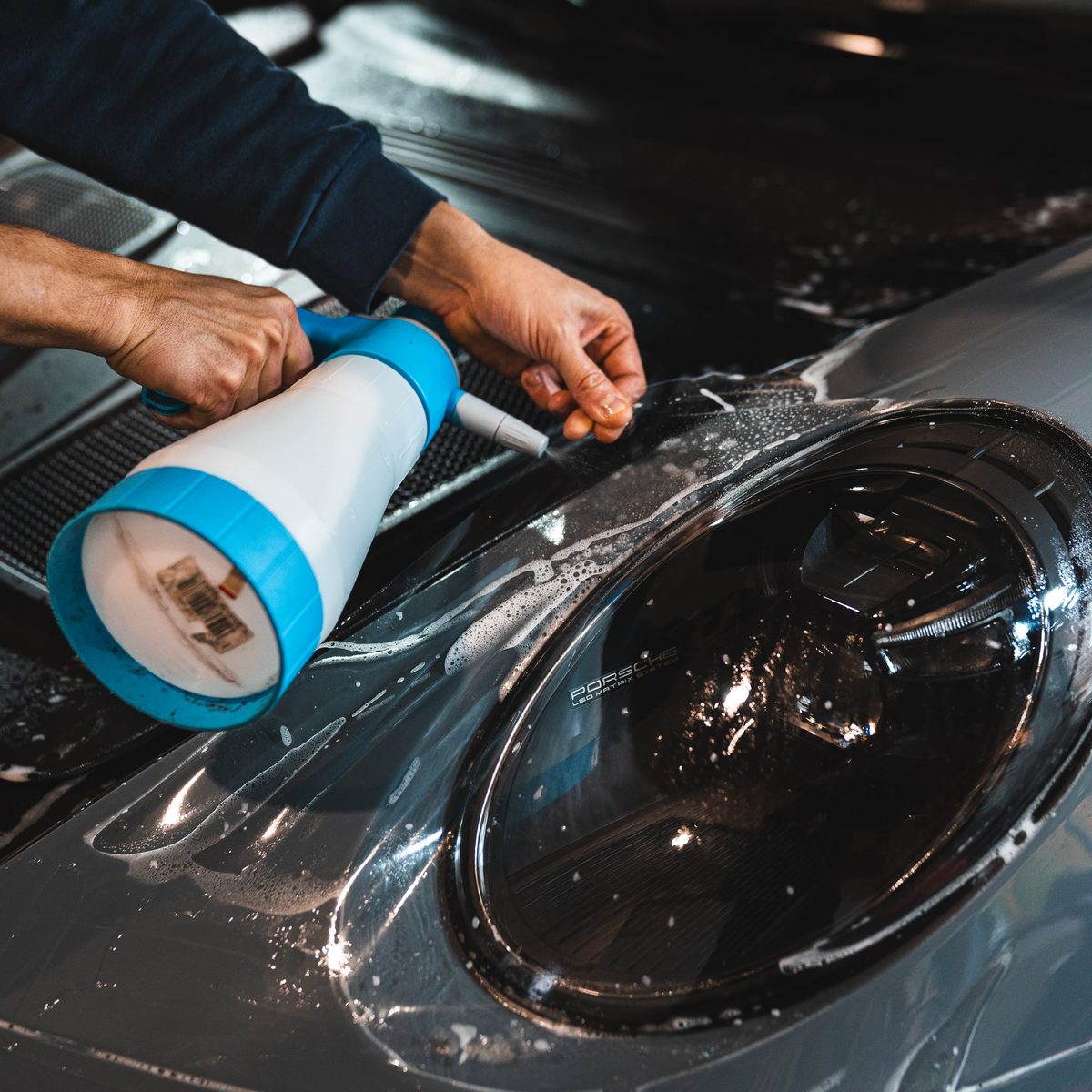 Montageflüssigkeit an der Lackschutzfolie neben dem Scheinwerfer eines Porsche 911 GT3 RS
