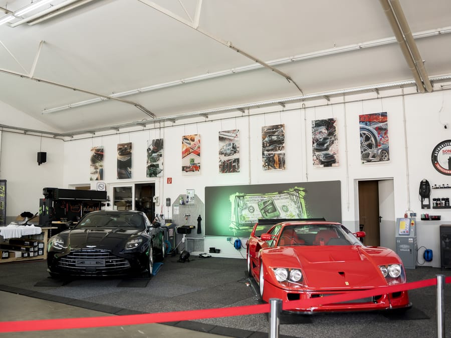 Blick in die Halle mit Ausstellungsfahrzeugen